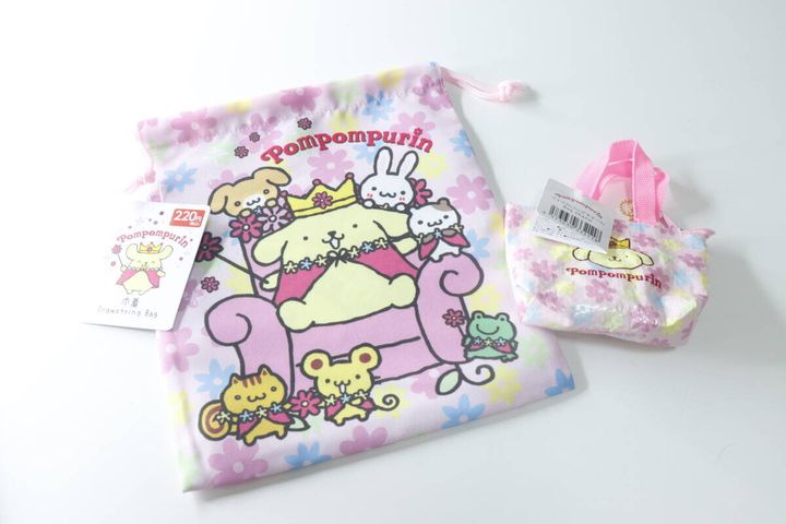 ポムポムプリンの巾着とマイクロバッグチャームを並べて撮影