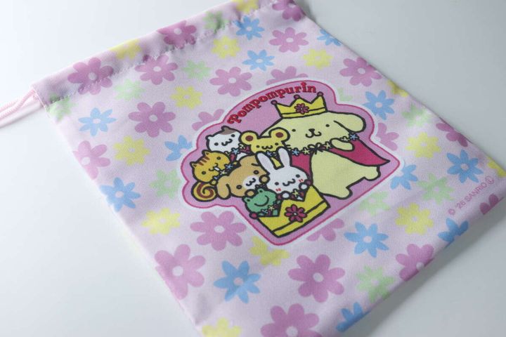 ポムポムプリンと仲間たちのイラストが描かれた巾着の全体