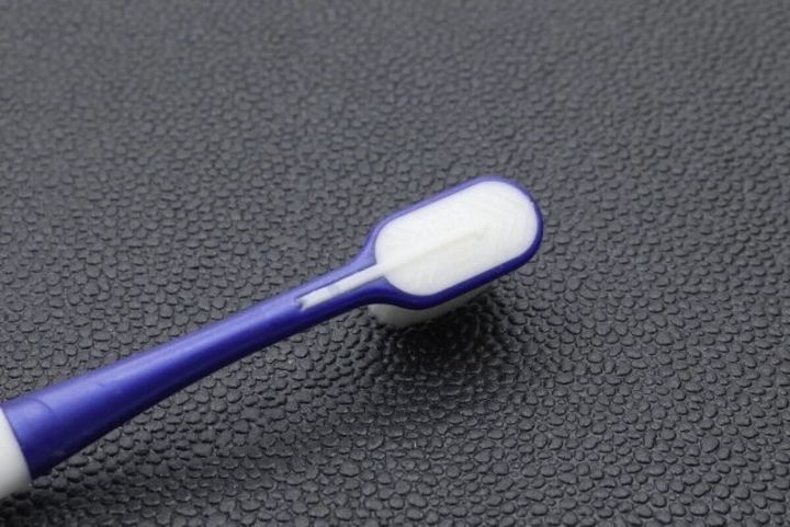 紫色の歯ブラシの裏側にある舌磨き用のブラシ部分