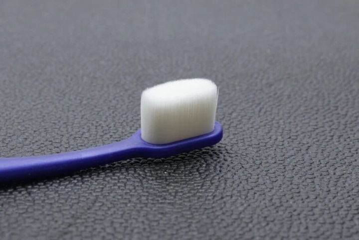 紫色の歯ブラシの約2万本の超極細毛のブラシ部分