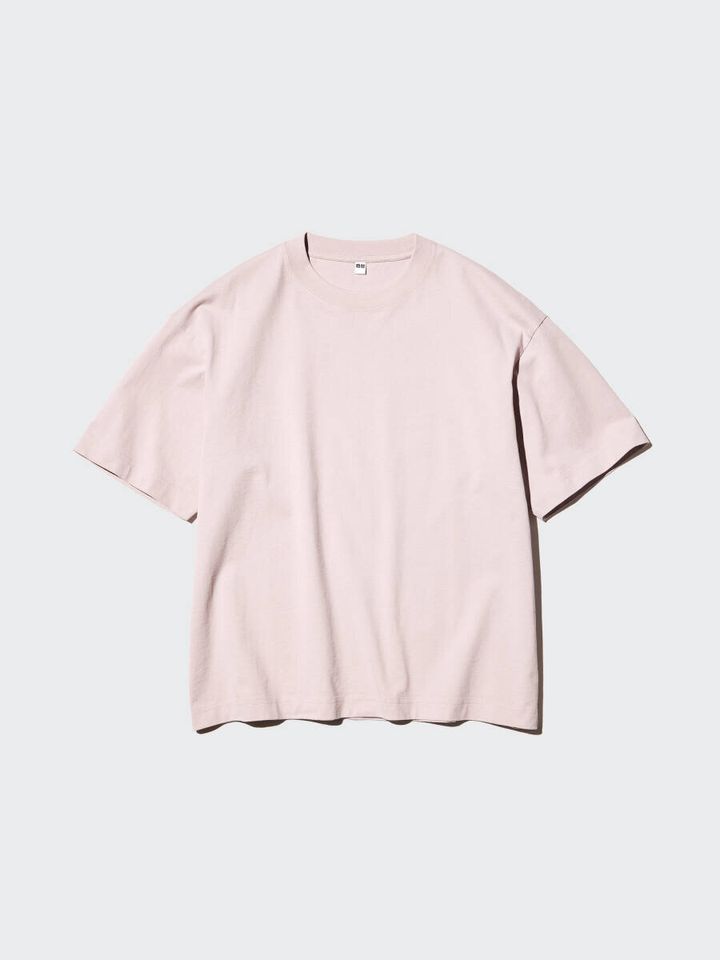 淡いピンク色の半袖Tシャツが平置きされている