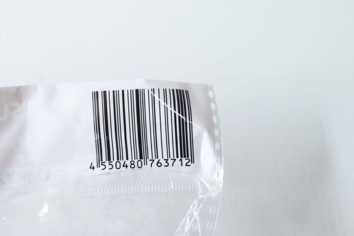 透明な袋に印刷された商品のバーコード