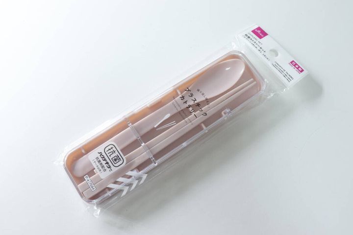 パッケージに入ったピンク色の抗菌カトラリーセットを斜め上から撮影