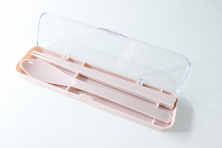 ケースの蓋を開けて、ピンク色のスプーンと箸が収まっている状態