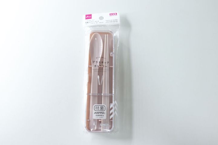 パッケージに入ったピンク色の抗菌カトラリーセットを上から撮影