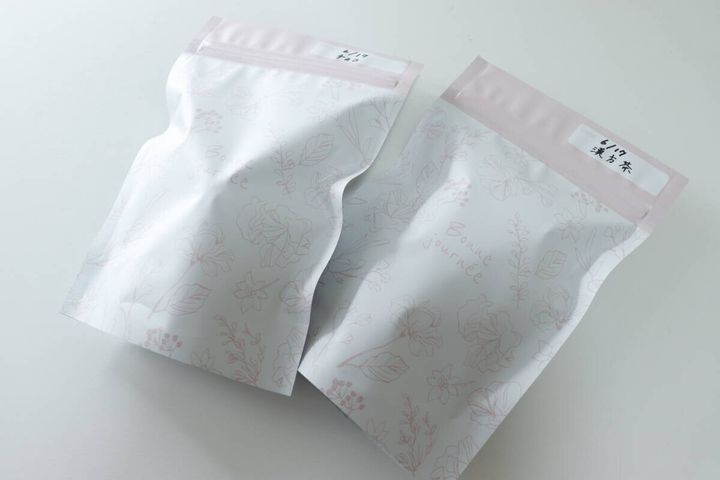 日付と内容を記入した2つのアルミジップバッグが並べられている