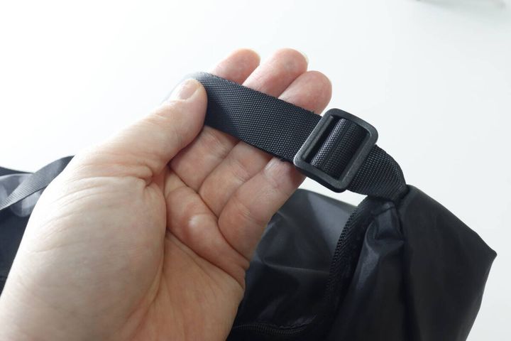 黒いショルダーバッグの長さ調整可能な肩紐と金具