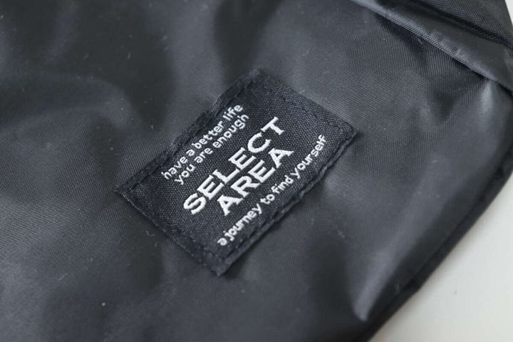 黒いショルダーバッグのフロントにある「SELECT AREA」タグ