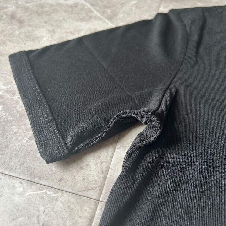 黒いシアーTシャツの袖口と肩の縫い目をアップで写している
