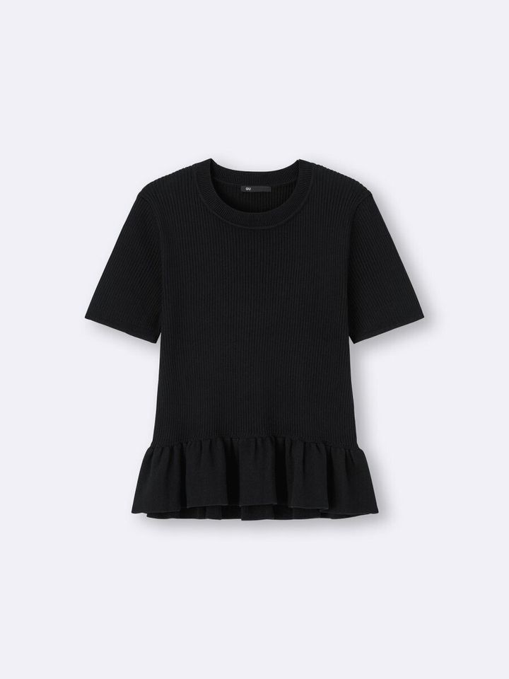 黒い半袖リブニットのペプラムプルオーバーを正面から撮影