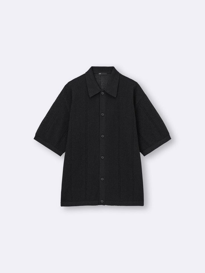 黒い透かし編み半袖ニットシャツを正面から撮影