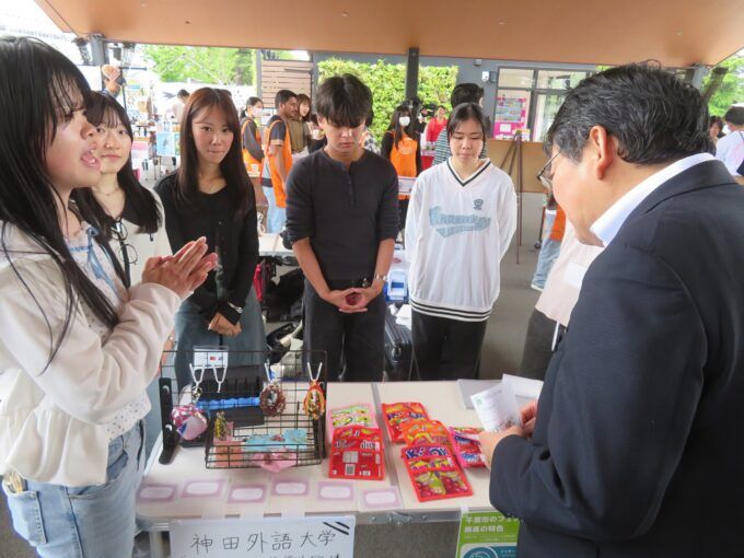 ブースをまわる神谷俊一千葉市長