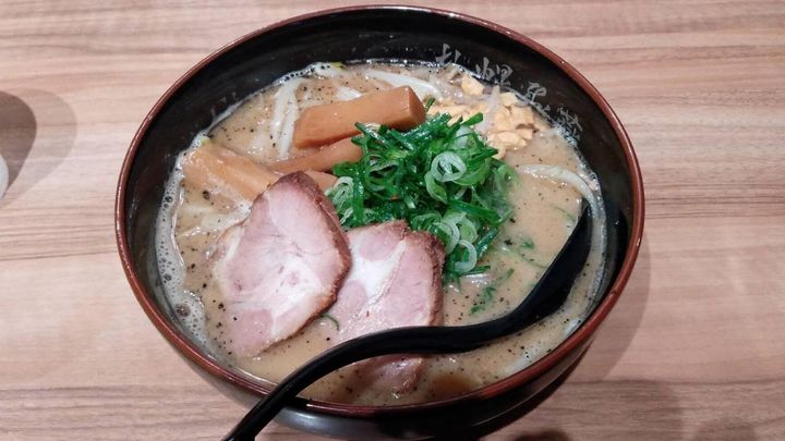 疲労も吹き飛ぶ！ ガーリックの風味が効いた絶妙バランスの塩ラーメン