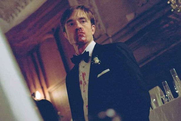 【写真を見る】ロバート・パティンソン演じるチャーリーがなぜか血まみれ！ [c] 2026 Dramatic Movie Rights LLC. All Rights Reserved.