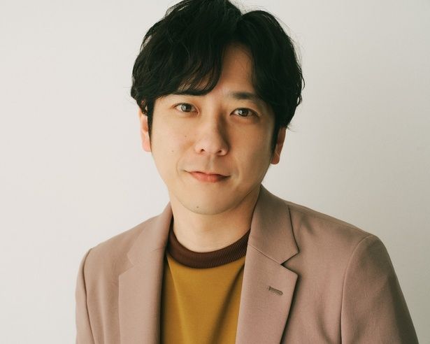【写真を見る】二宮和也、自分の出演作は「お客さんと一緒に観ることが多い」撮り下ろし写真もたっぷり掲載！ スタイリスト/福田春美、ヘアメイク/金山貴成