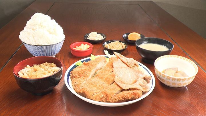 6月23日放送の「ヒューマングルメンタリー オモウマい店」に登場する「チキンカツ＆しょうが焼き定食」（中京テレビ提供）