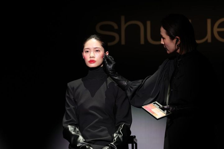画像: 間近で見るアーティストの筆使いは、まさに美容とアートの具現化でした 出典：シュウ ウエムラ
