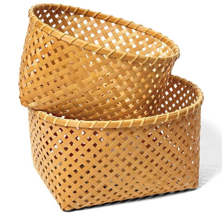 勢司恵美作 四つ目編み籠 大¥20,900、中¥17,600／勢司恵美