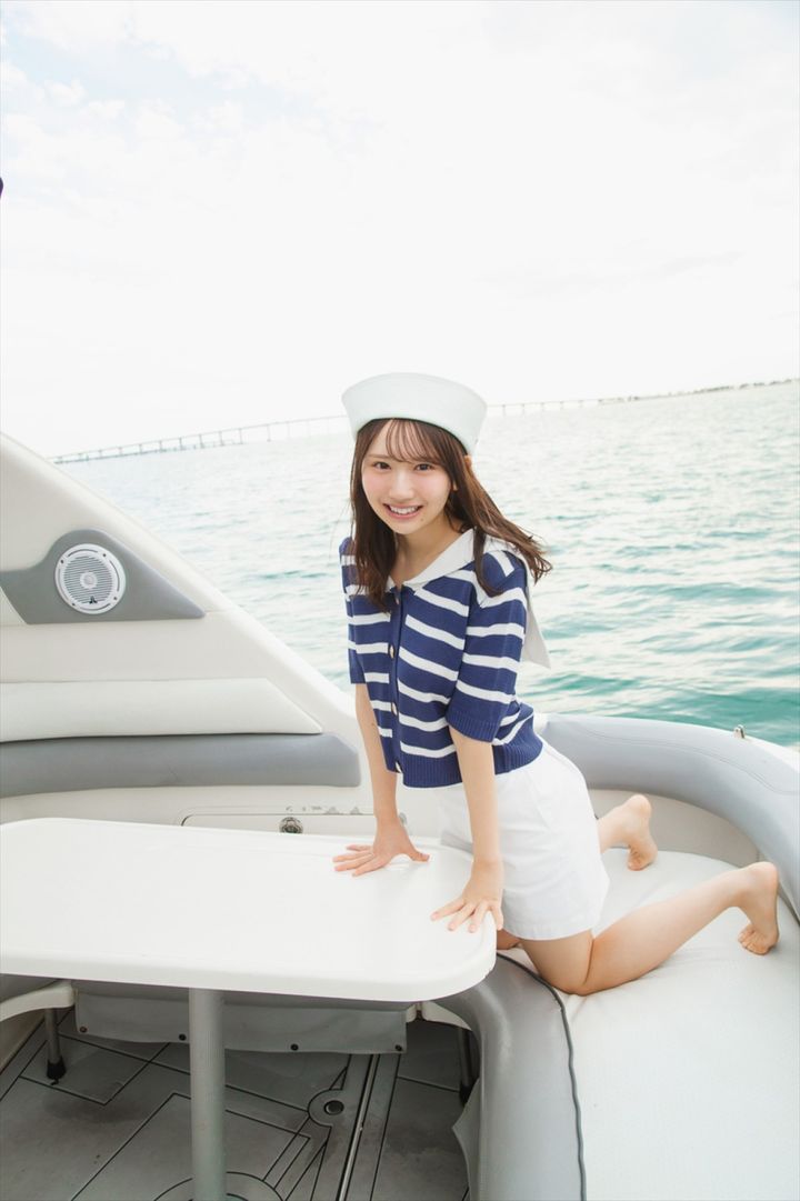 日向坂46 藤嶌果歩1st写真集『果実の歩幅』裏表紙（＠Loppi＆HMV限定カバー版） （C）集英社／菊地泰久 width=