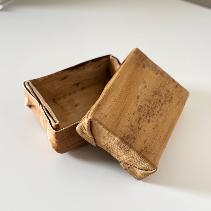 台湾で買った木の皮の箱