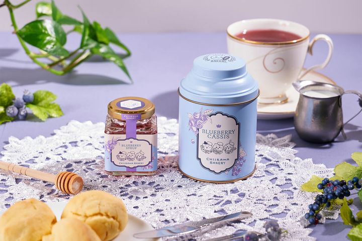 季節限定グッズ「紅茶缶（ブルーベリーカシス）／はちみつ入りブルーベリーシロップ」