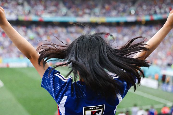 現地で観戦する日本人女性（※画像はイメージです）