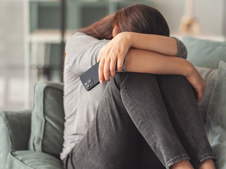 「もう離婚しかない？」と迷う50代女性へ。熟年離婚寸前の危機から夫婦関係を修復した人たちが、何かを新しく始めたのではなく「最初にやめた3つのこと」を、4万件の相談実績がある離婚カウンセラー・岡野あつこが紹介します。※画像：Shutterstock.com
