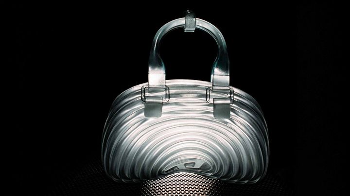 コレクション全体にはDIESELのオーバルDロゴを象徴的に配し、ユースカルチャーとの強い結びつきとグローバルな共感性を表現している。大胆でありながら日常に取り入れやすいプロダクトは、ファッションを自己表現であり実験的なクリエイションと捉える、両ブランドのビジョンを映し出す仕上がり。