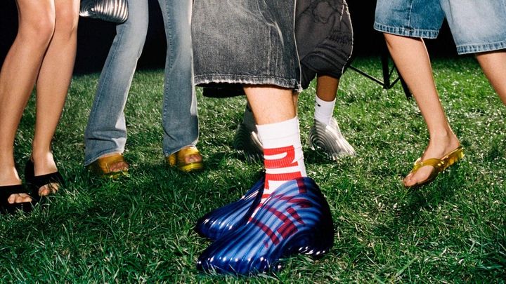 ラインナップは、Quantum Platform（クァンタム・プラットフォーム）とQuantum Sneaker（クァンタム・スニーカー）の2モデル。それぞれに、フューチャリスティックな輝きを放つメタリックシルバー、洗練された印象のブルー、タイムレスな魅力を持つブラックを採用。彫刻的な造形美と建築的な存在感を、より一層際立たせるカラーパレットとなっている。