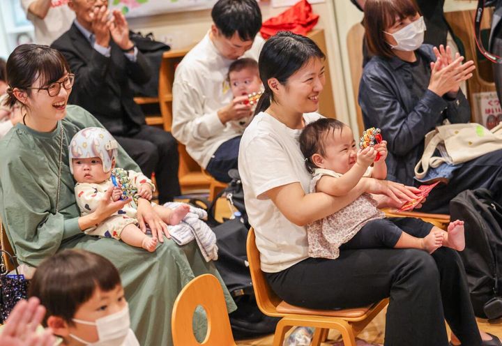 真剣に絵本に見入る参加者の様子