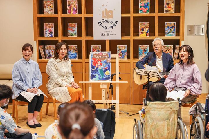 絵本の読み聞かせを行うアナウンサー陣とさとう宗幸さん