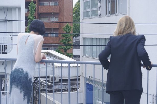 【写真を見る】取材の合間に、2人そろってテラスから外を眺めるヴィルジニーと多緒 撮影/湯浅 亨 スタイリスト(岡本多緒)/Aya Funakoshi ヘアメイク(岡本多緒)/美舟（SIGNO）