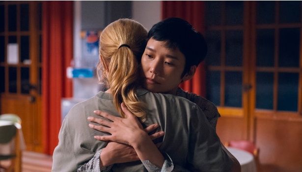 マリー＝ルーと真理は、言語の壁を超えて、お互いの心を通わせ合っていく [c] 2026 Cinéfrance Studios – Arte France Cinéma – Office Shirous – Bitters End – Heimatfilm – Tarantula – Gapbusters – Same Player – Soudain JPN Partners