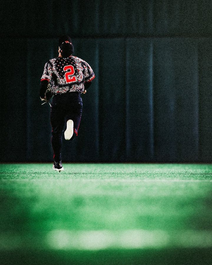 JORDAN BRAND初のプロ野球チームとの取り組みとして、野球、ファッション、カルチャーを横断する今回のプロジェクト。シカゴレッドやバンダナ柄を取り入れたユニフォームは、試合での着用はもちろん、ファンギア コレクションまで見逃せない内容に。