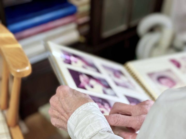 アルバムを見る人の手元