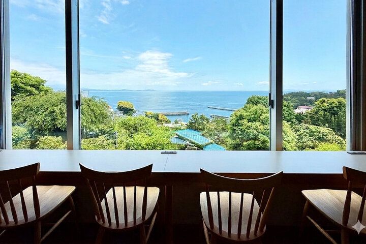 青い海と森を眺めて絶景ランチ♪ 隠れ家カフェ＆レストランで過ごす、おだやかな真鶴時間「CAFE＆RESTAURANT燈下」 