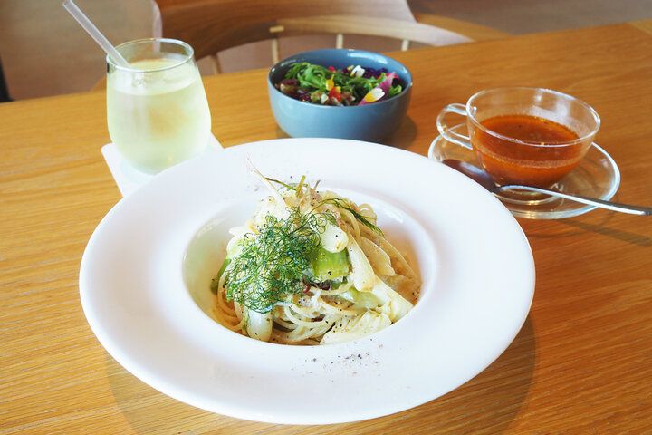 青い海と森を眺めて絶景ランチ♪ 隠れ家カフェ＆レストランで過ごす、おだやかな真鶴時間「CAFE＆RESTAURANT燈下」 