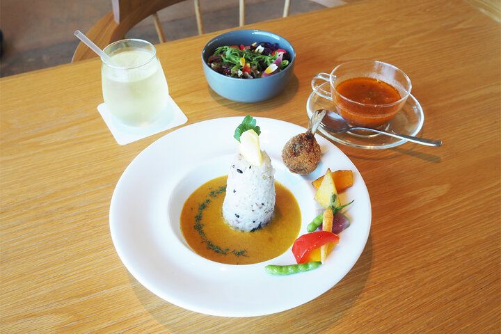 青い海と森を眺めて絶景ランチ♪ 隠れ家カフェ＆レストランで過ごす、おだやかな真鶴時間「CAFE＆RESTAURANT燈下」 