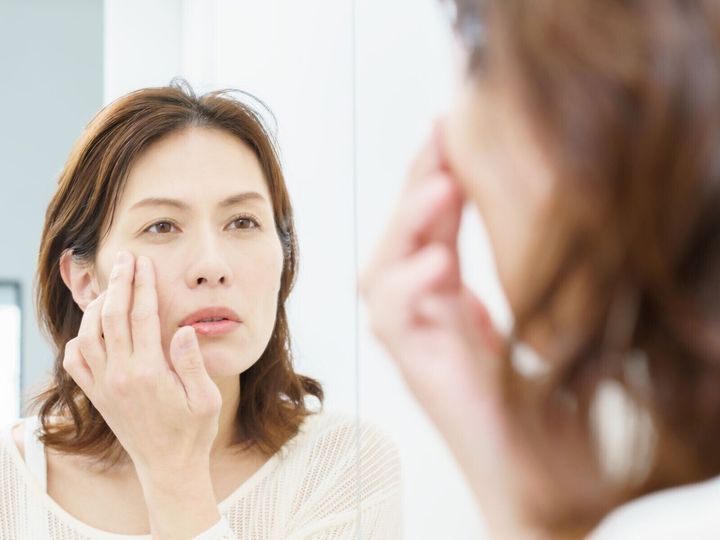【医師が解説】シミと初期の皮膚がんは一見よく似ていますが、形・色・増大速度などに違いがあります。どんな特徴があれば受診が必要なのか、見分けるためのポイントと皮膚がんの種類について詳しく解説します。（※画像：Shutterstock.com）
