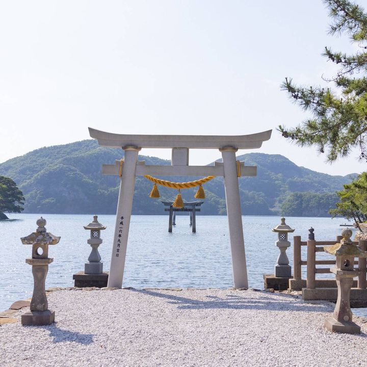 海に立つ鳥居