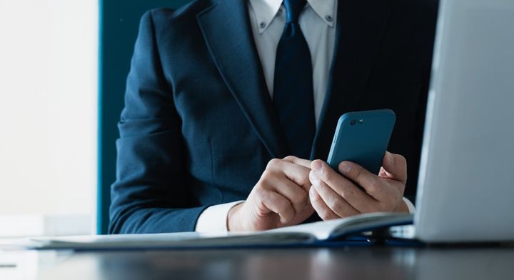 職場の内部資料をSNS上に投稿する人の心理とは？（画像はイメージ）