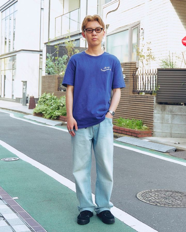 【20代スナップ＠原宿】髪色とTシャツの“明るさ”をシューズの黒で引き締め