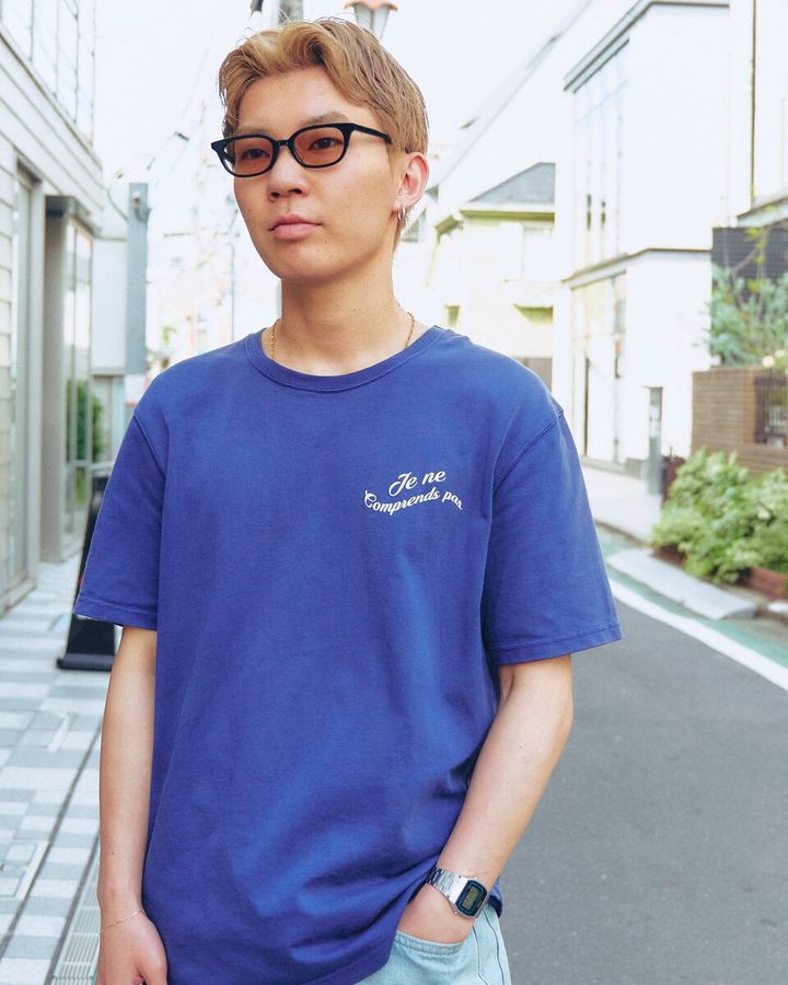 【20代スナップ＠原宿】髪色とTシャツの“明るさ”をシューズの黒で引き締め