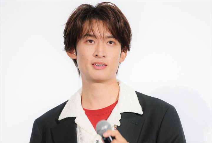 映画『おそ松さん 人類クズ化計画!!!!⁉』大ヒット御礼舞台あいさつに登壇した向井康二（SnowMan） クランクイン！ width=