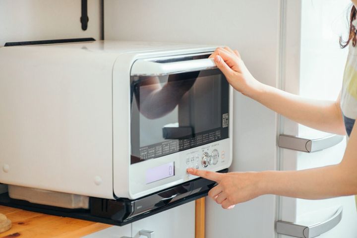 電子レンジで温めてはいけない食品とは？