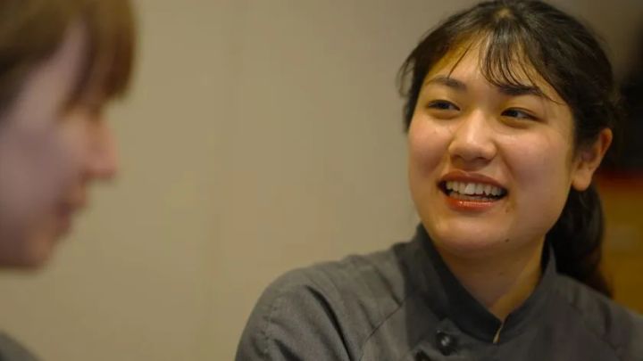 バリアフリービーチにかける思いを楽しそうに話すスタッフ