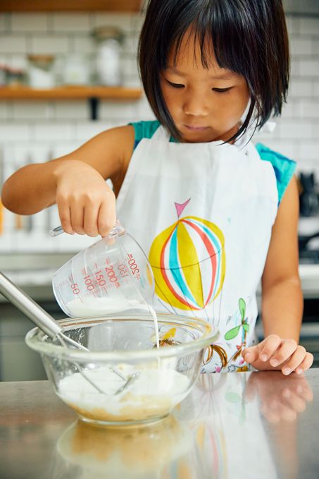 【晩ごはんまでの「つなぎごはん」】晩ごはんを作る隣で子どもが自分でつくれる「バナナジュース」・つなぎごはん2の画像1