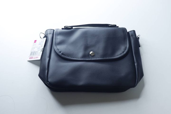 黒いフェイクレザーのミニショルダーバッグ