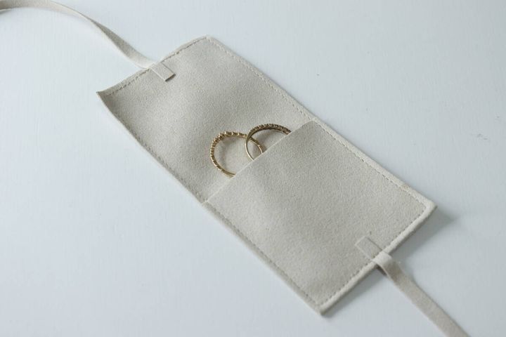 ジュエリーケースのポケットにゴールドの指輪が2つ入っている様子