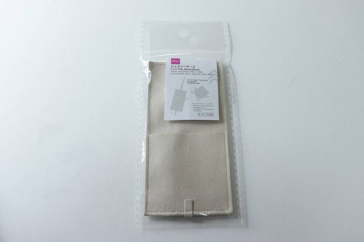 透明な袋に入ったダイソーのベージュ色ジュエリーケース